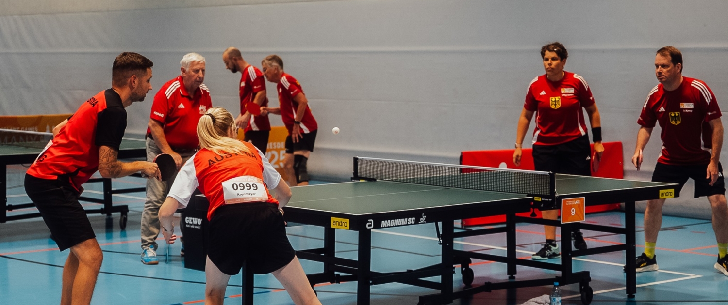 Zwei Mixed-Teams spielen Tischtennis, links das Team aus Österreich, rechts das deutsche Team.